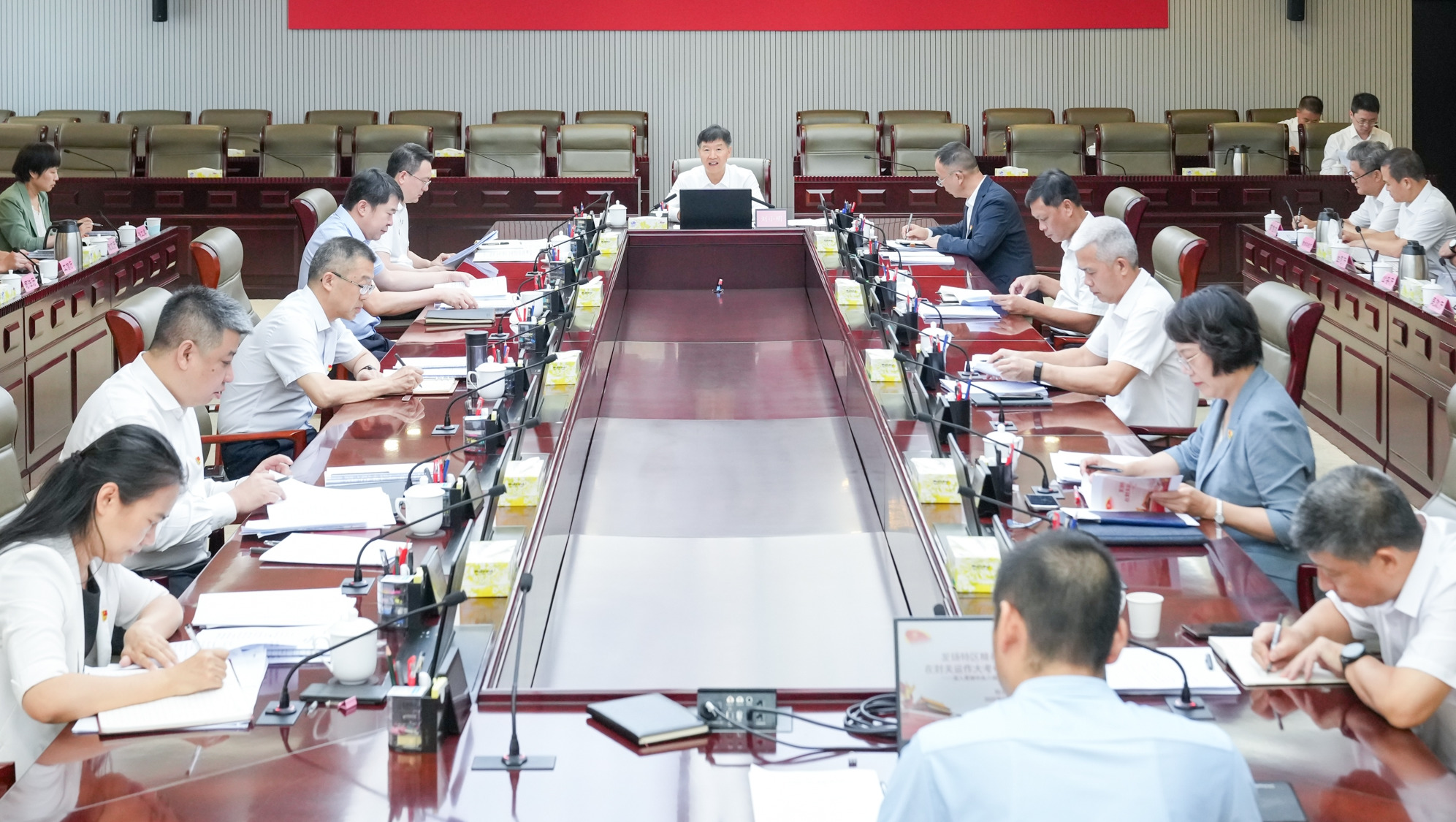 劉小明講授深入貫徹中央八項規定精神學習教育專題黨課并主持召開推進經濟高質量發展暨全島封關準備工作專班第29次領導小組會議