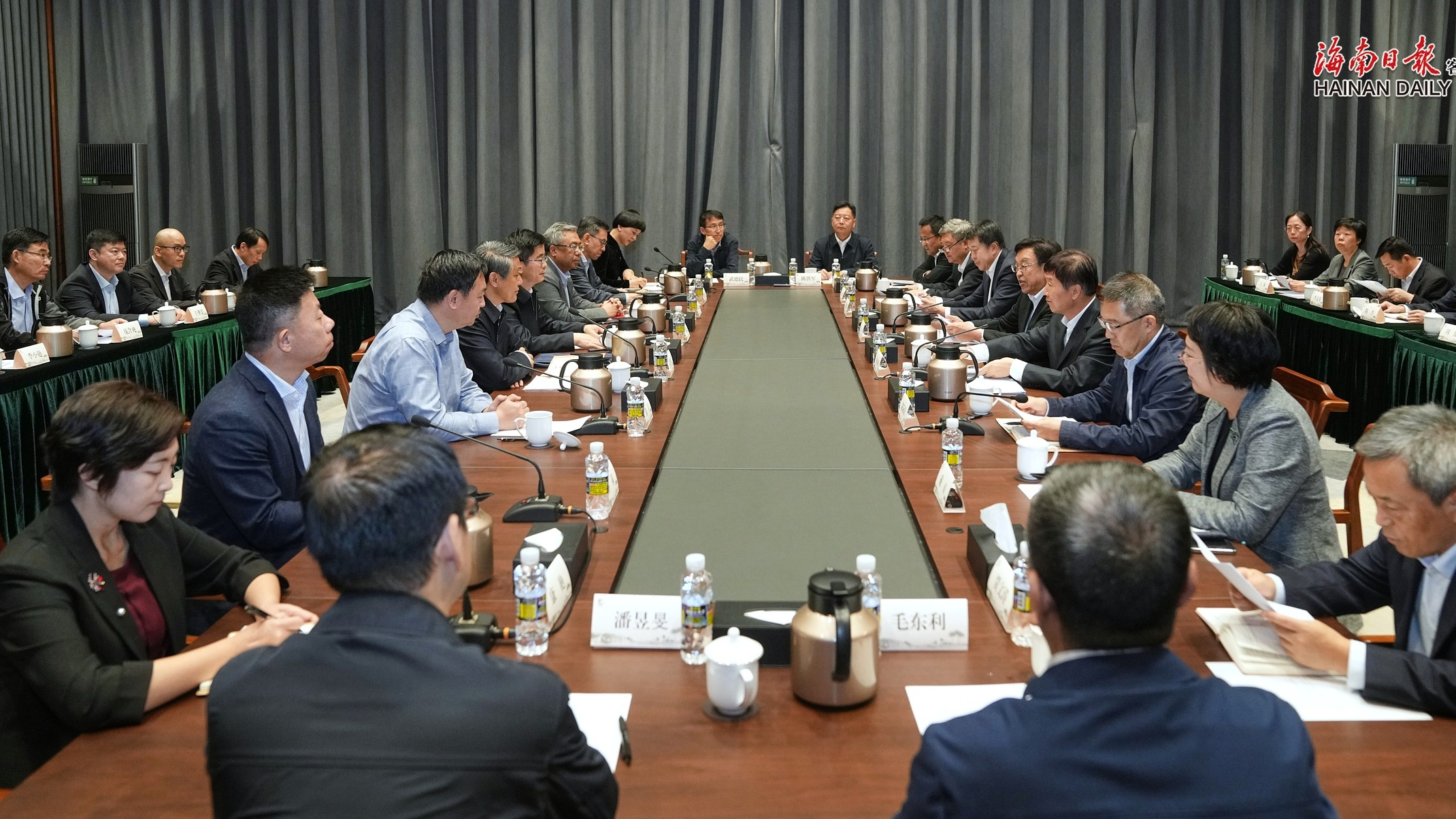 馮飛劉小明與外交部大使參贊學習班一行舉行座談